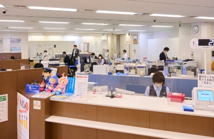 オフィス内で業務を行う職員たち