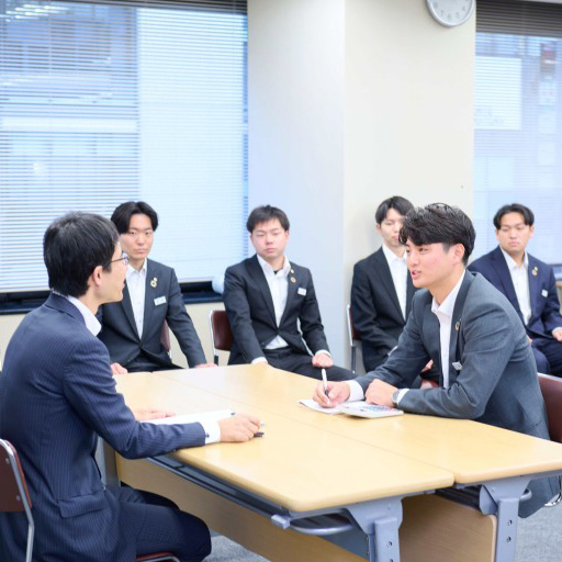 会議室で討論している様子