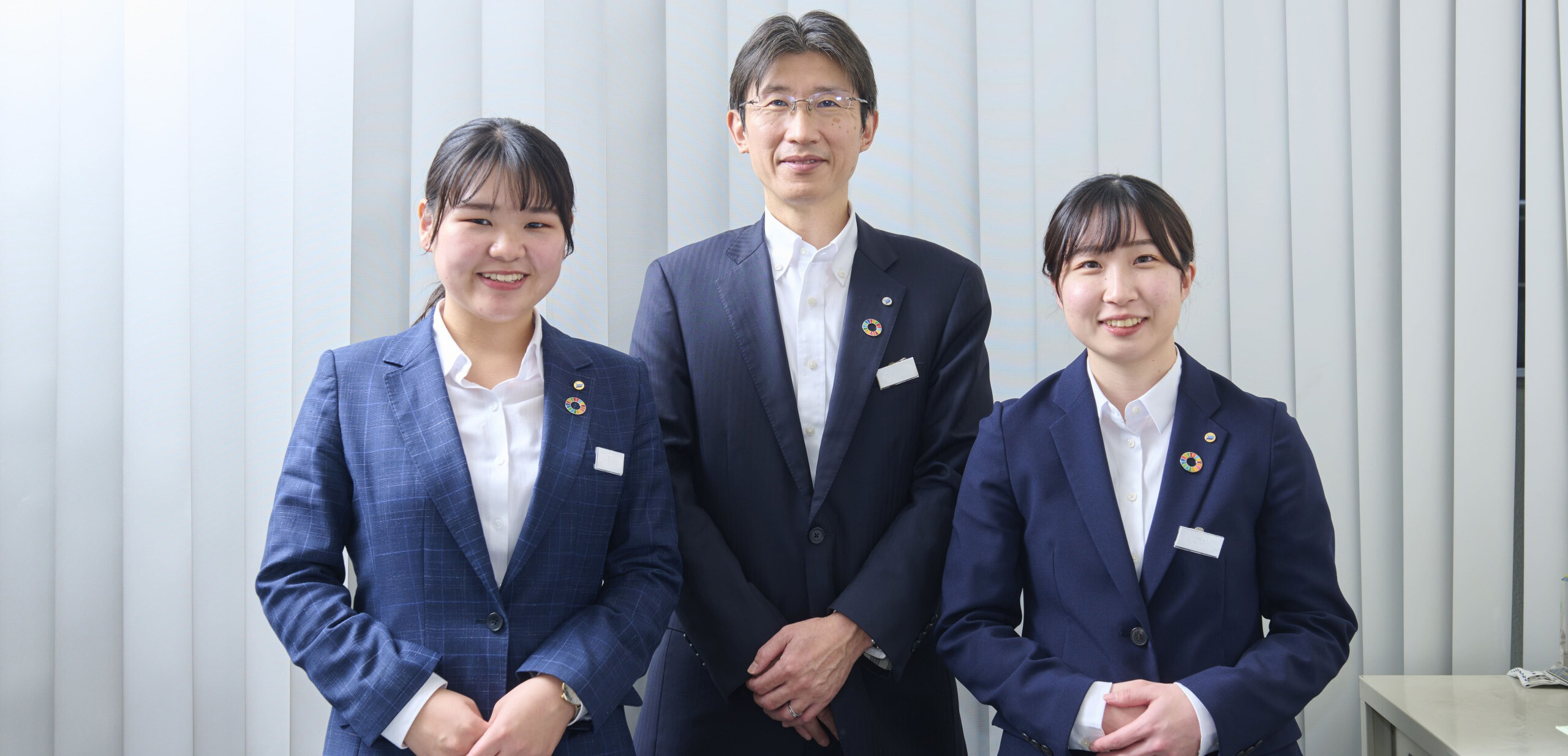職員3人の写真 左から K・O職員 H支店長 M・O職員