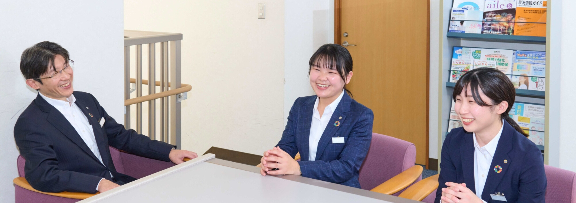 笑顔で話し合いをする3人の職員