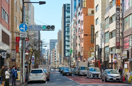 都市の街並みと交通の様子
