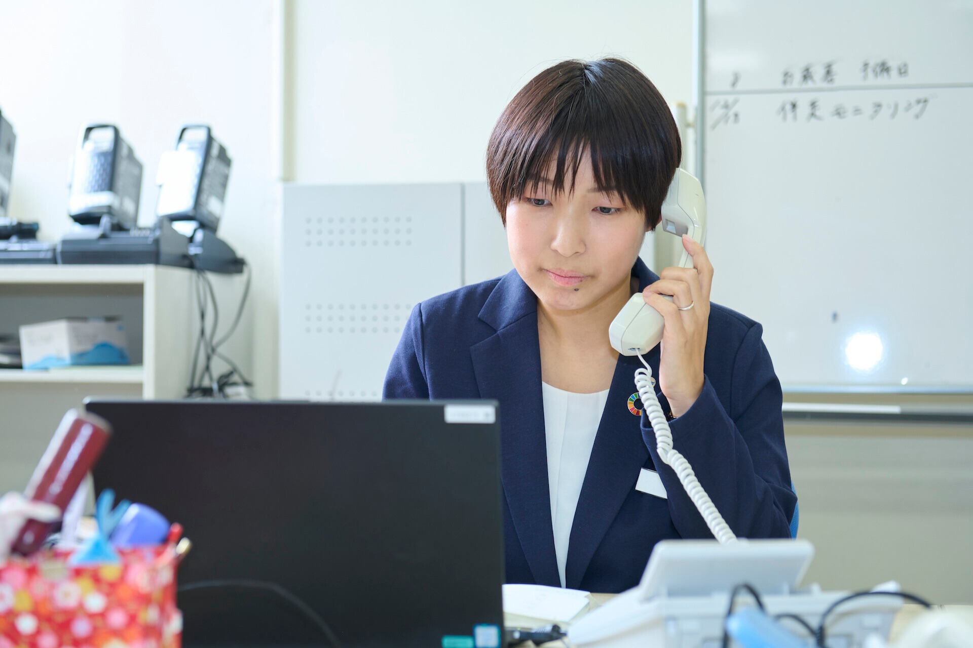 女性社員が電話をしている様子