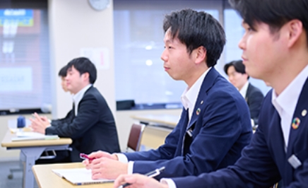 研修を受けているスーツ姿の社員